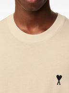 Image du T-shirt Ami de coeur Beige par Ami PARIS pour Hommes - Saison Automne-Hiver 2025 - Vue du modèle 4