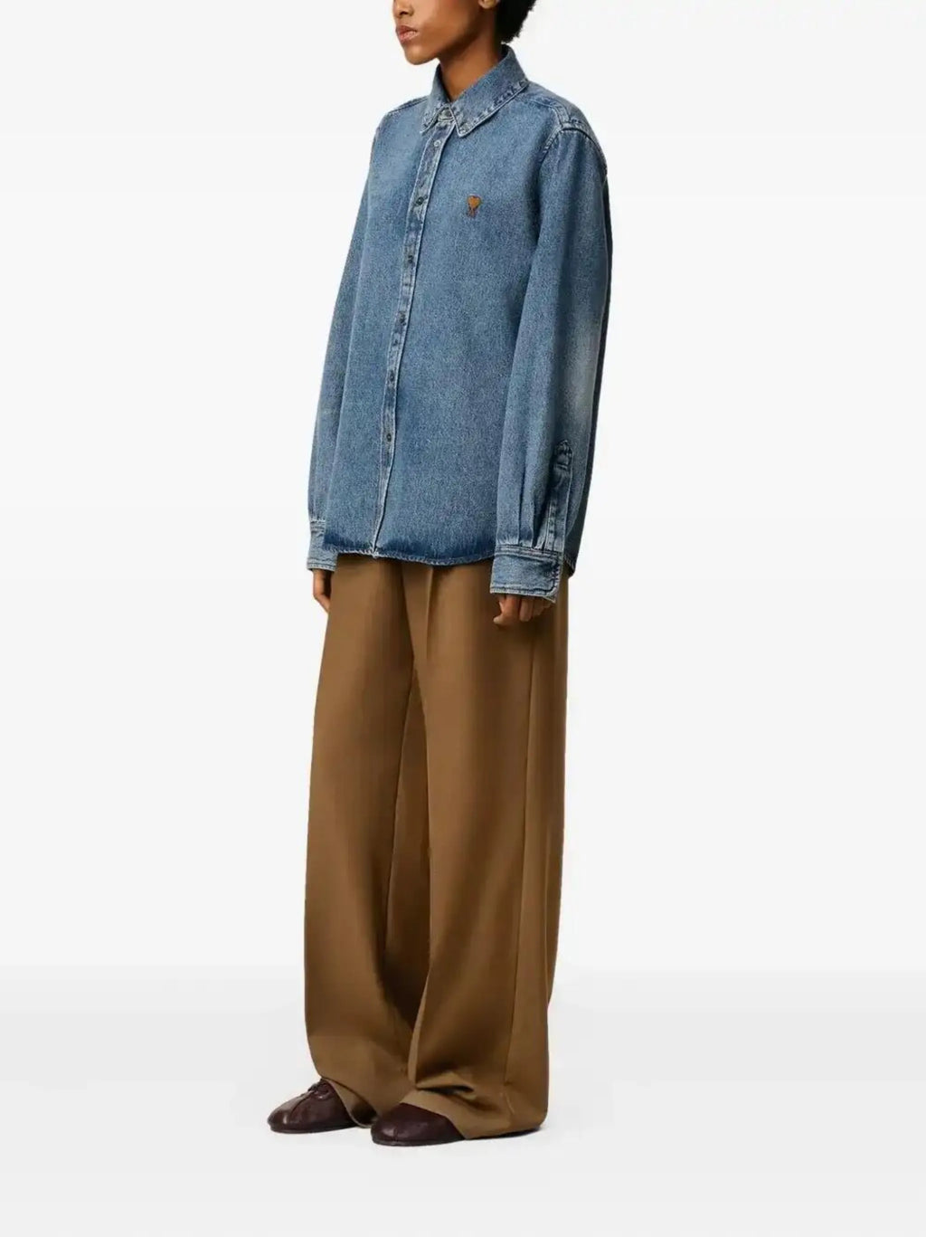 Image de la Chemise en Denim Ami de Coeur par Ami PARIS pour Unisexe - Saison Automne-Hiver 2025 - Vue Modèle 2