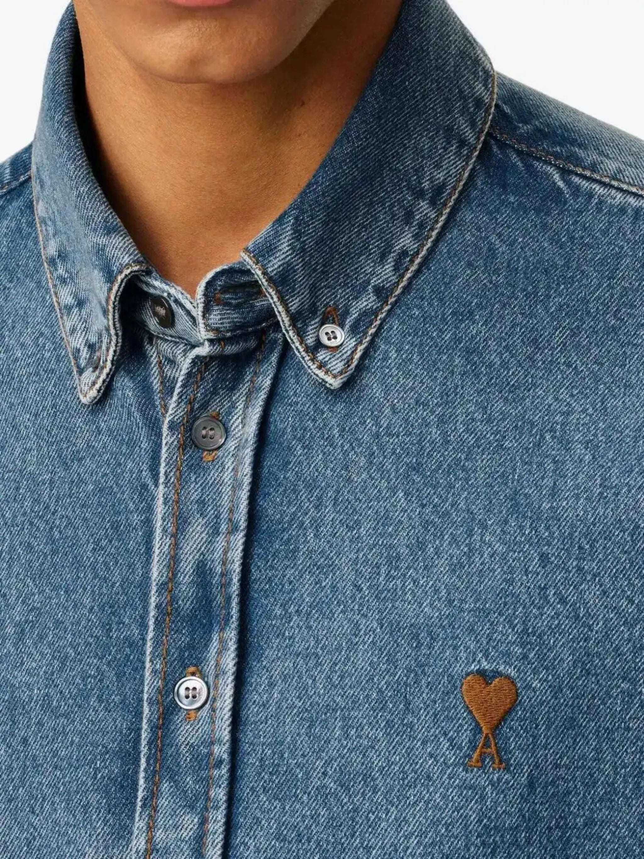 Image de la Chemise en Denim Ami de Coeur par Ami PARIS pour Unisexe - Saison Automne-Hiver 2025 - Vue Modèle 4