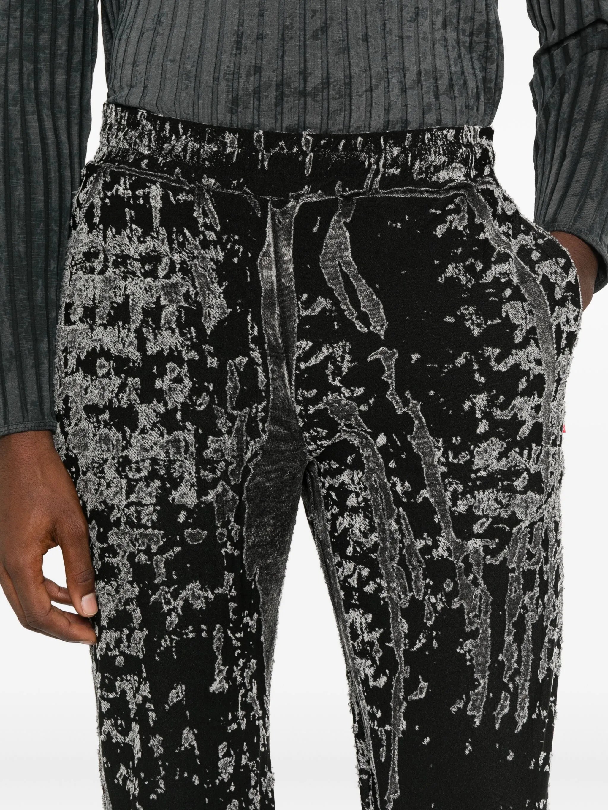 Imagen de los pantalones P-Corr de Diesel para hombres - Temporada Otoño-Invierno 2025 - Vista del modelo 4