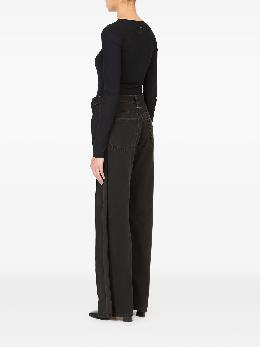 Bild von schwarzen Denim-Jeans für Frauen von Mm6 - Saison Herbst-Winter 2025 - Modellansicht 3