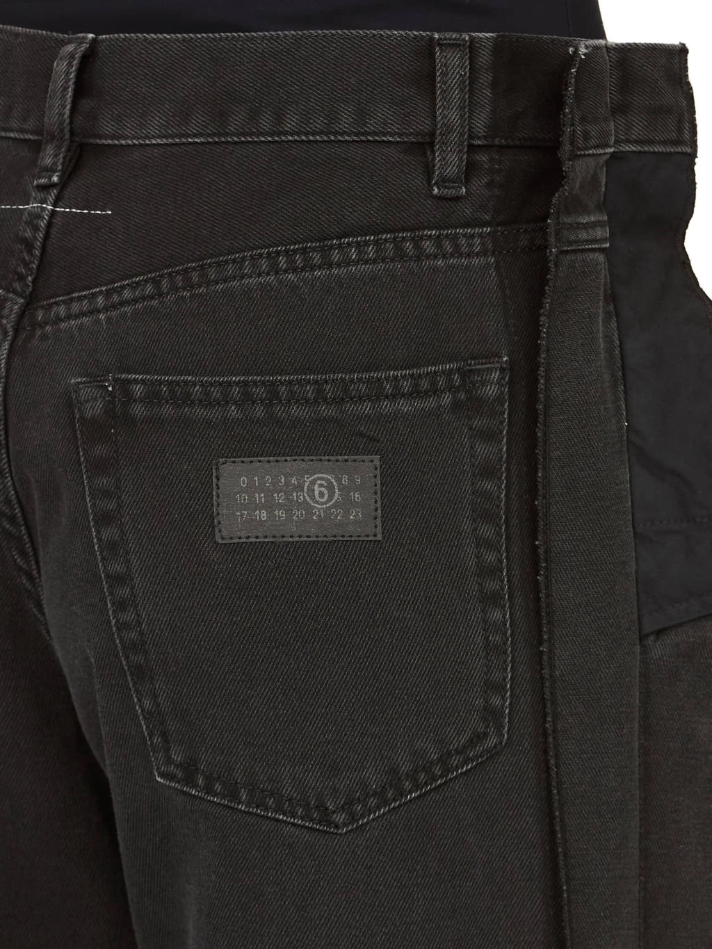 Bild von schwarzen Denim-Jeans für Frauen von Mm6 - Saison Herbst-Winter 2025 - Modellansicht 4