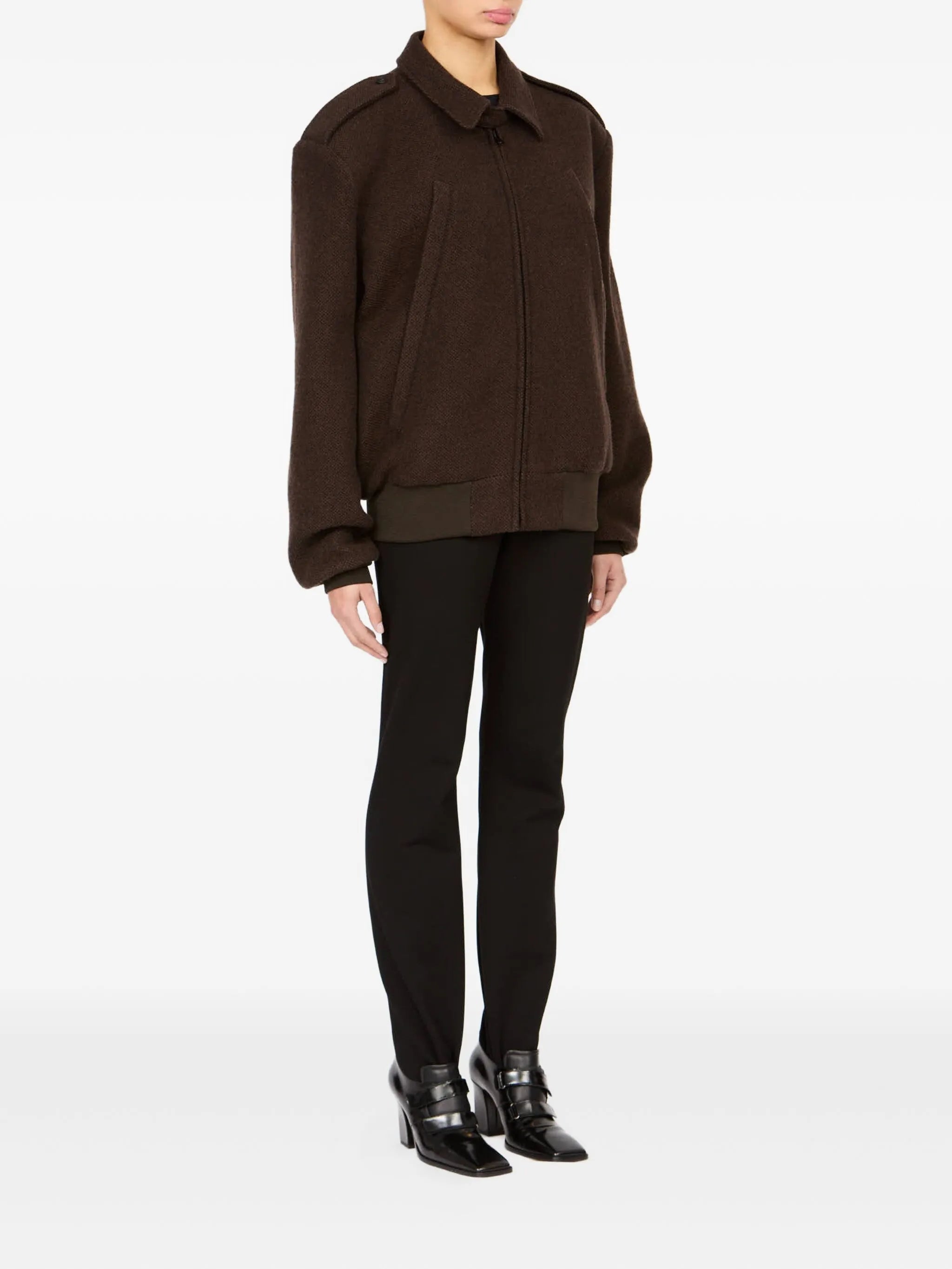 Imagen de la chaqueta de lana marrón de Mm6 para mujeres - Temporada Otoño-Invierno 2025 - Vista de modelo 2