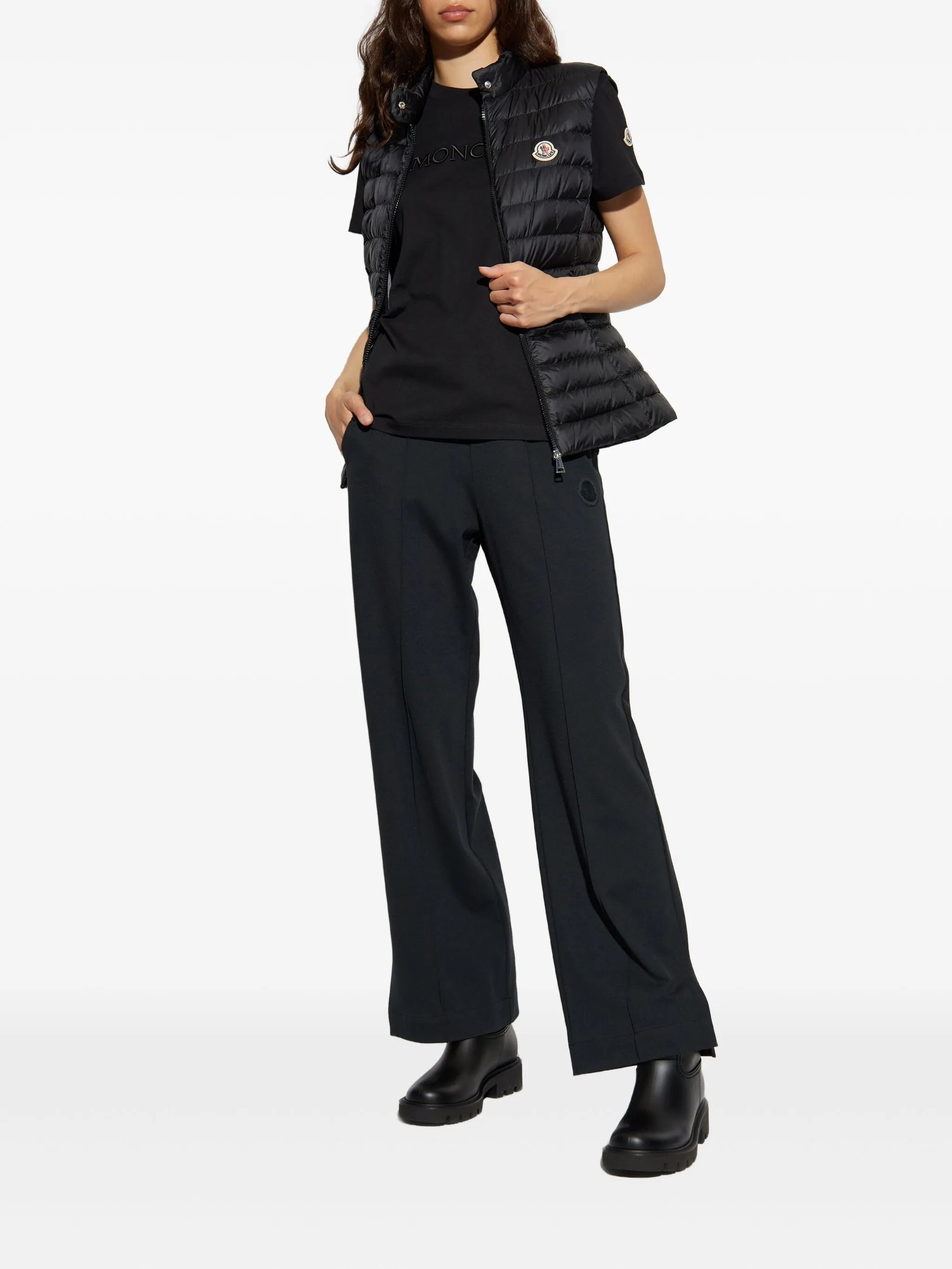 Bilde av Moncler T-skjorte med brodert logo for kvinner - Sesong vår-sommer 2026 - Modellvisning 1