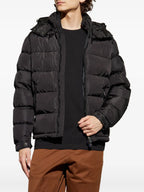 Immagine della giacca in piuma Maya di Moncler per uomini - Stagione Autunno-Inverno 2025 - Vista dettagli 1