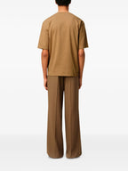 Bild eines braunen Baumwoll-T-Shirts von Ami PARIS für Unisex - Saison Herbst-Winter 2025 - Modellansicht 2
