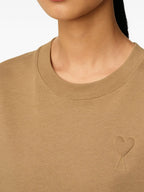 Bild eines braunen Baumwoll-T-Shirts von Ami PARIS für Unisex - Saison Herbst-Winter 2025 - Modellansicht 5
