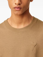 Bild eines braunen Baumwoll-T-Shirts von Ami PARIS für Unisex - Saison Herbst-Winter 2025 - Modellansicht 4