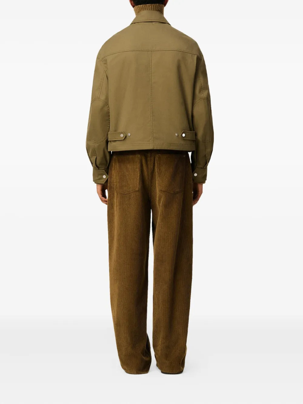 Ami PARISの作業ジャケットKakiの画像、ユニセックス用 - 2025年秋冬シーズン - モデルビュー3