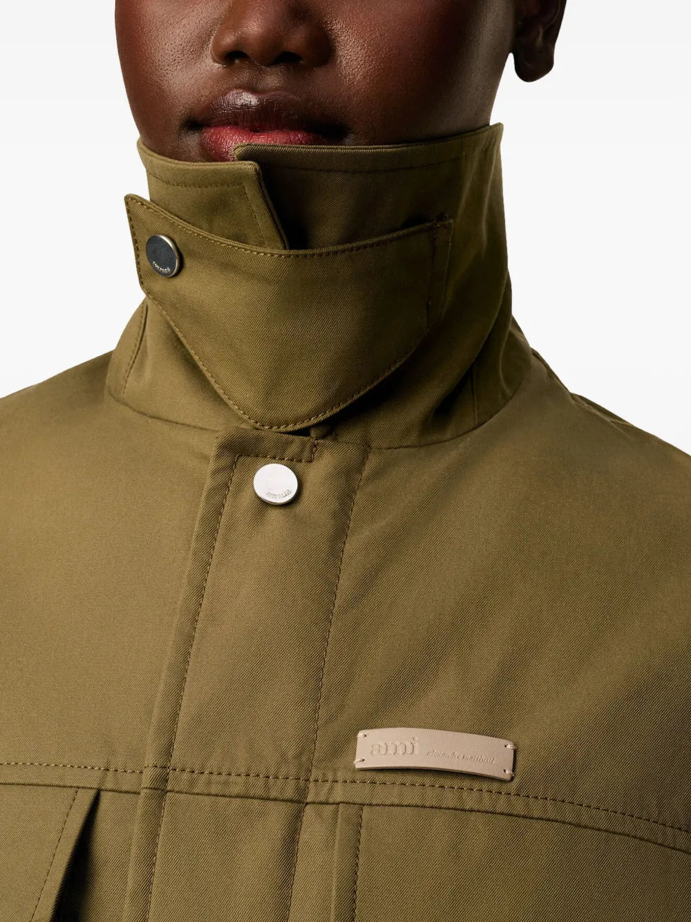 Ami PARISの作業ジャケットKakiの画像、ユニセックス用 - 2025年秋冬シーズン - モデルビュー5