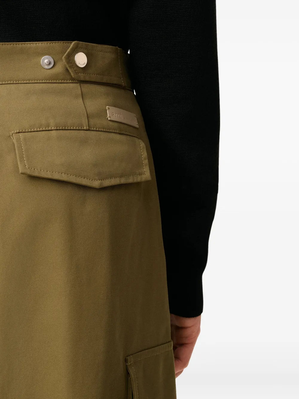 Imagen de Pantalones Cargo Kaki de Ami PARIS para Hombres - Temporada Otoño-Invierno 2025 - Vista del Modelo 5