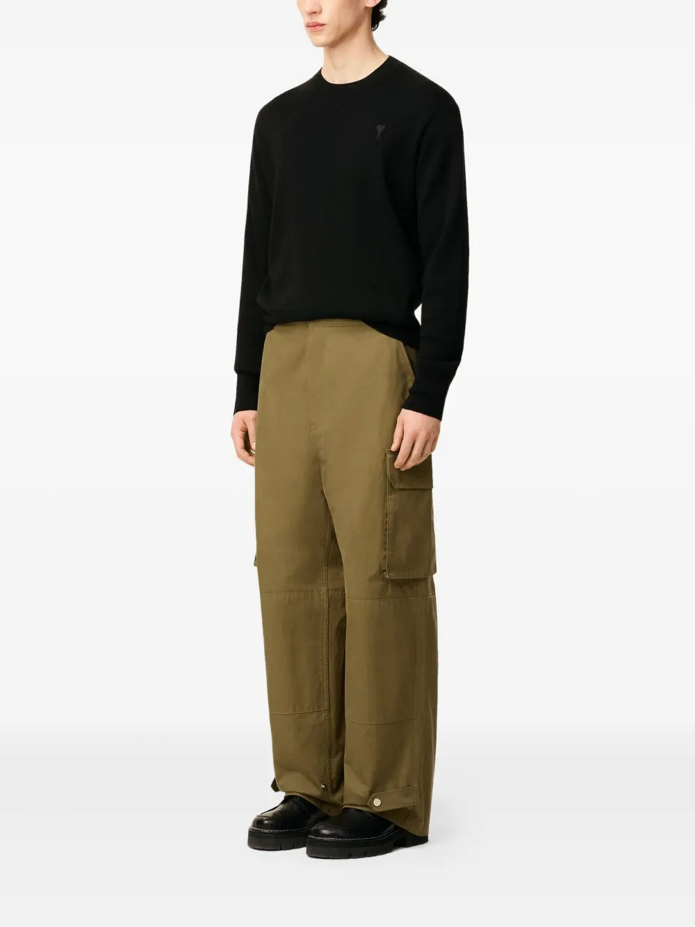 Imagen de Pantalones Cargo Kaki de Ami PARIS para Hombres - Temporada Otoño-Invierno 2025 - Vista del Modelo 2