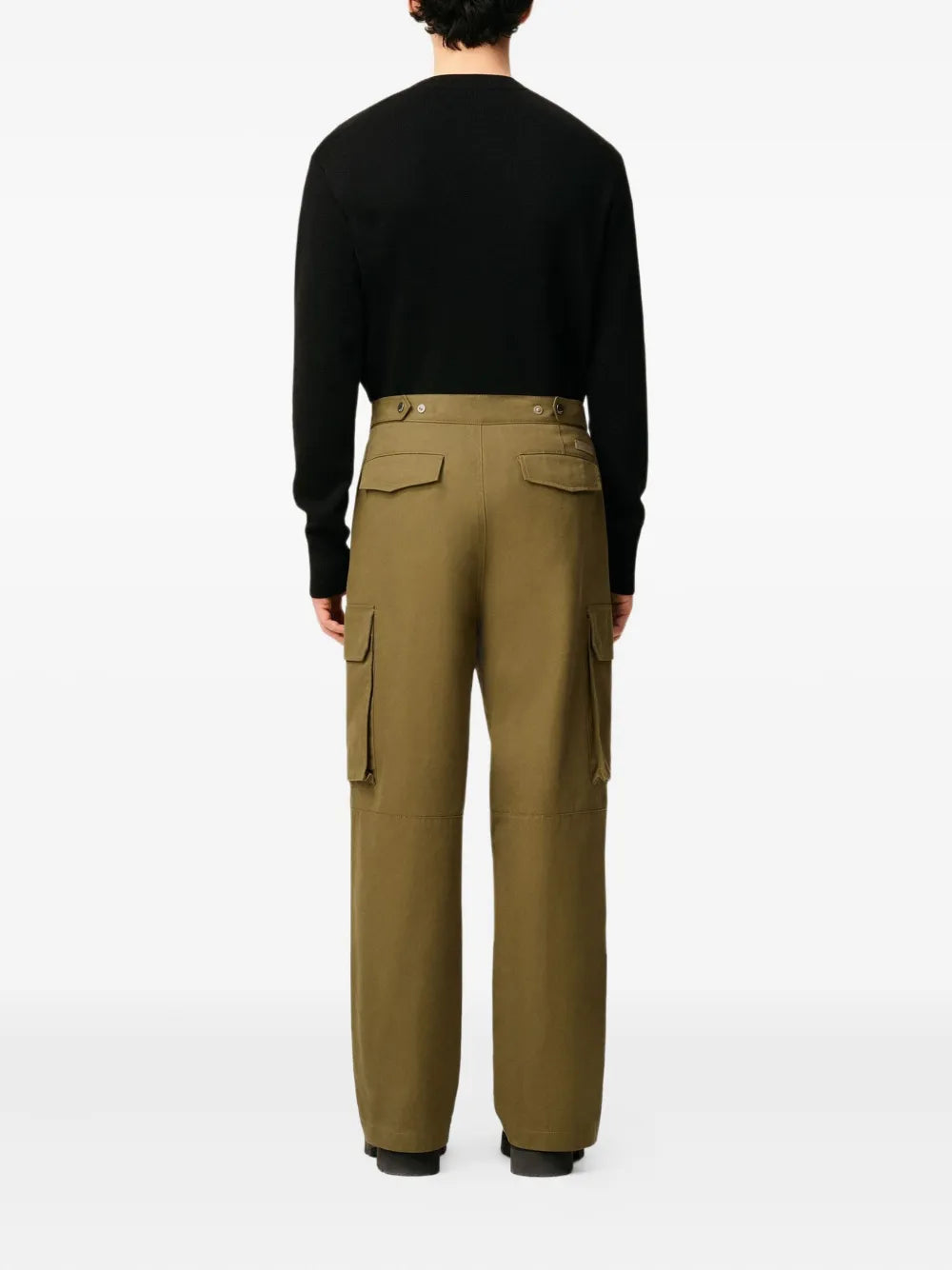 Imagen de Pantalones Cargo Kaki de Ami PARIS para Hombres - Temporada Otoño-Invierno 2025 - Vista del Modelo 3