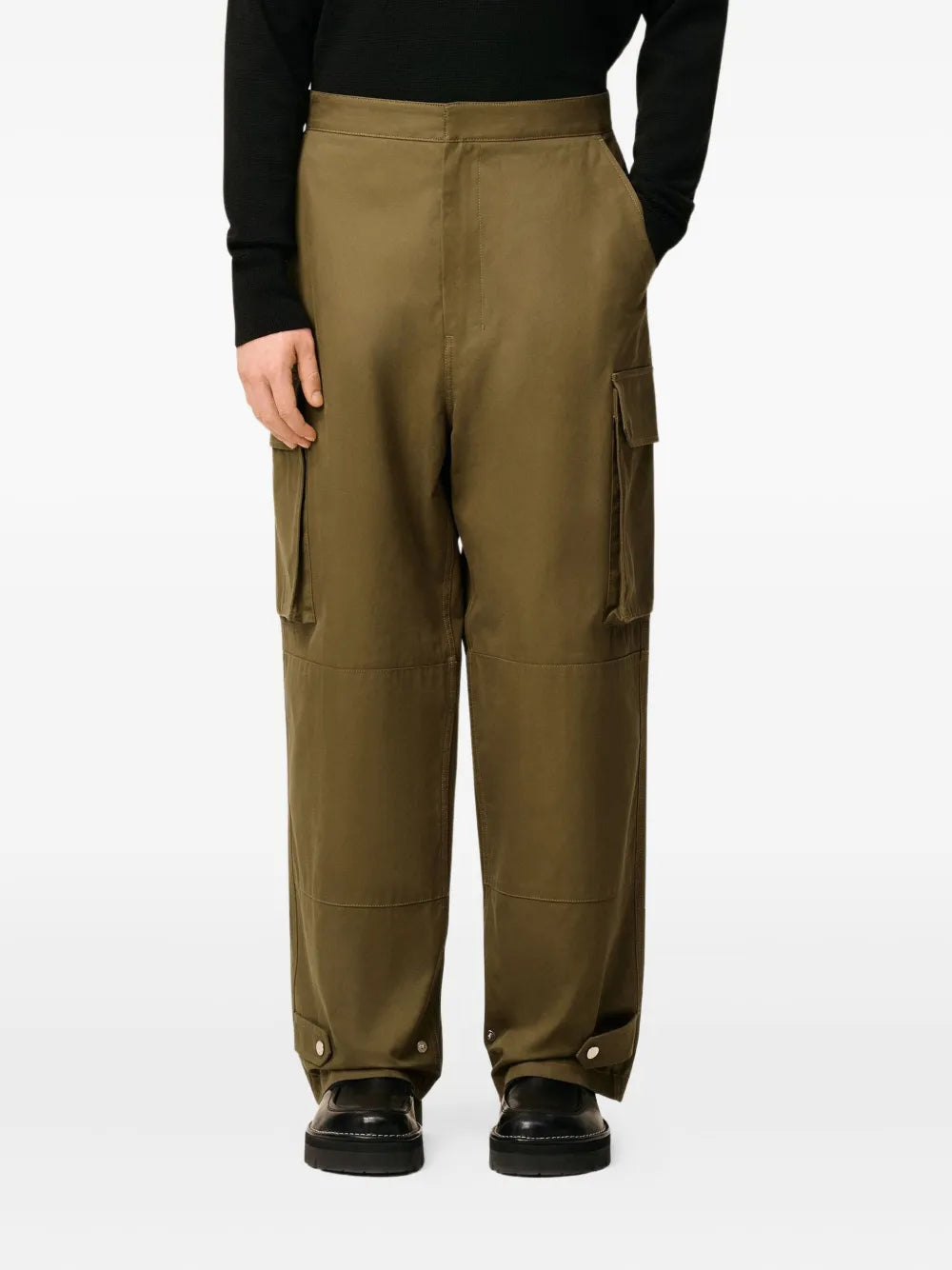 Imagen de Pantalones Cargo Kaki de Ami PARIS para Hombres - Temporada Otoño-Invierno 2025 - Vista del Modelo 4
