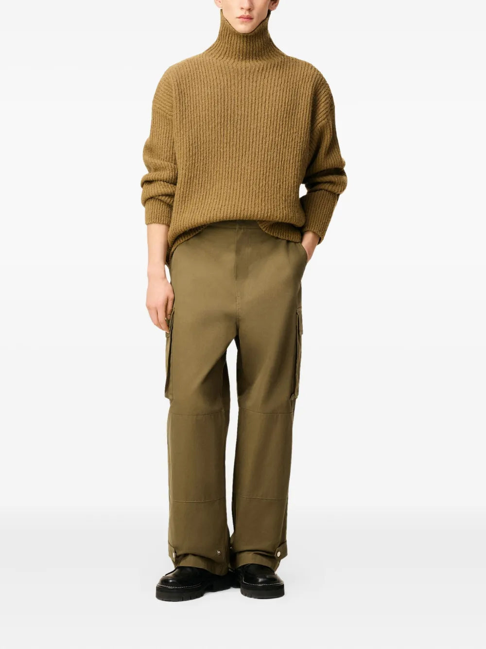 Imagen de Pantalones Cargo Kaki de Ami PARIS para Hombres - Temporada Otoño-Invierno 2025 - Vista del Modelo 1