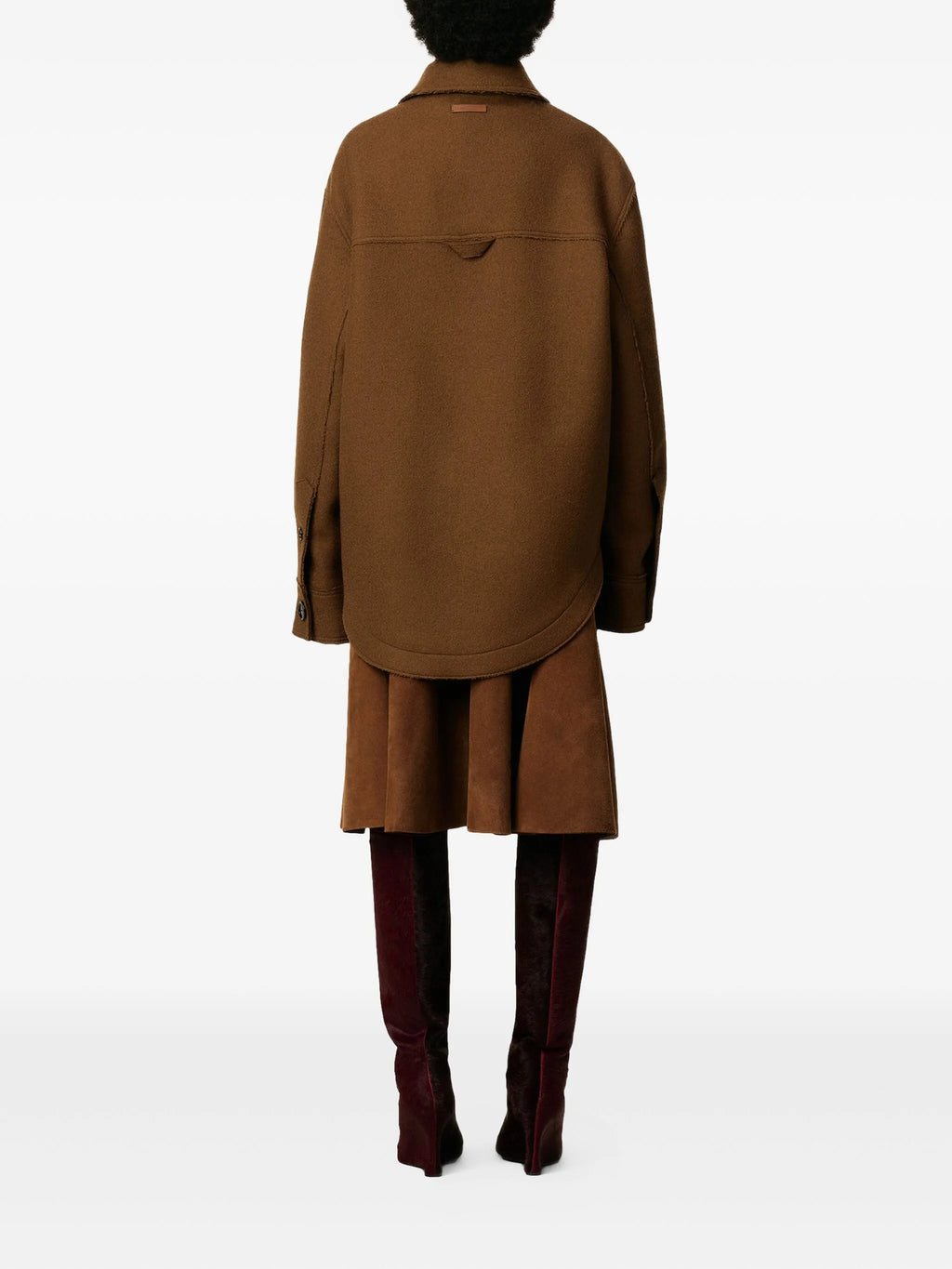 Immagine della giacca camicia in lana marrone di Ami PARIS per unisex - Stagione Autunno-Inverno 2025 - Vista modello 4