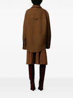 Bilde av brun ullskjortejakke fra Ami PARIS for unisex - Sesong Høst-Vinter 2025 - Modellvisning 4