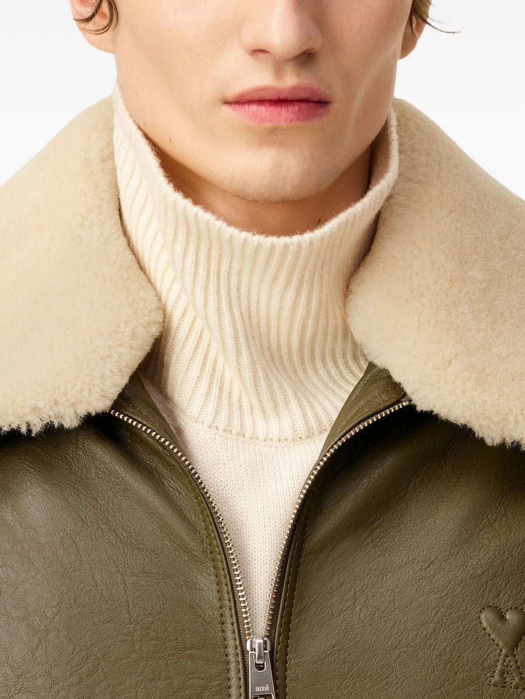 Bilde av AMI Paris kaki skinnjakke av Ami PARIS for menn - Sesong Høst-Vinter 2025 - Modellvisning 5