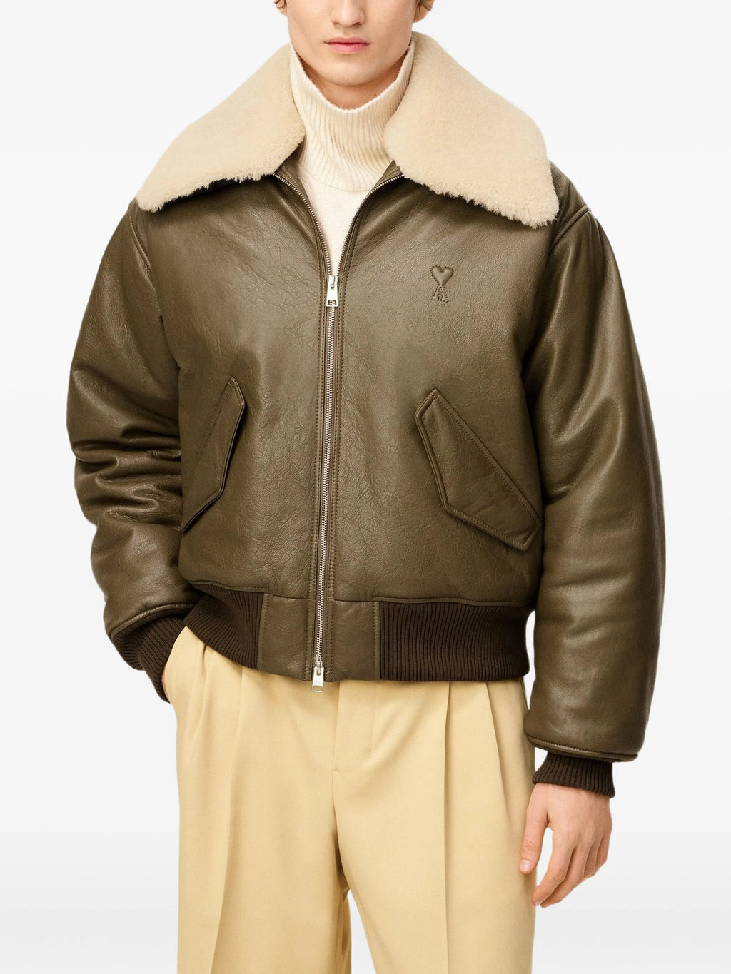 Bilde av AMI Paris kaki skinnjakke av Ami PARIS for menn - Sesong Høst-Vinter 2025 - Modellvisning 4