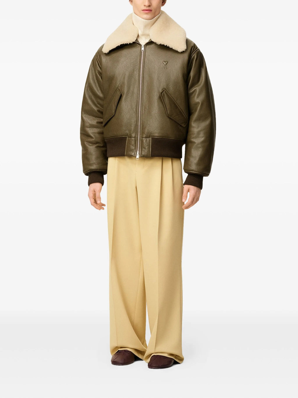 Bilde av AMI Paris kaki skinnjakke av Ami PARIS for menn - Sesong Høst-Vinter 2025 - Modellvisning 1