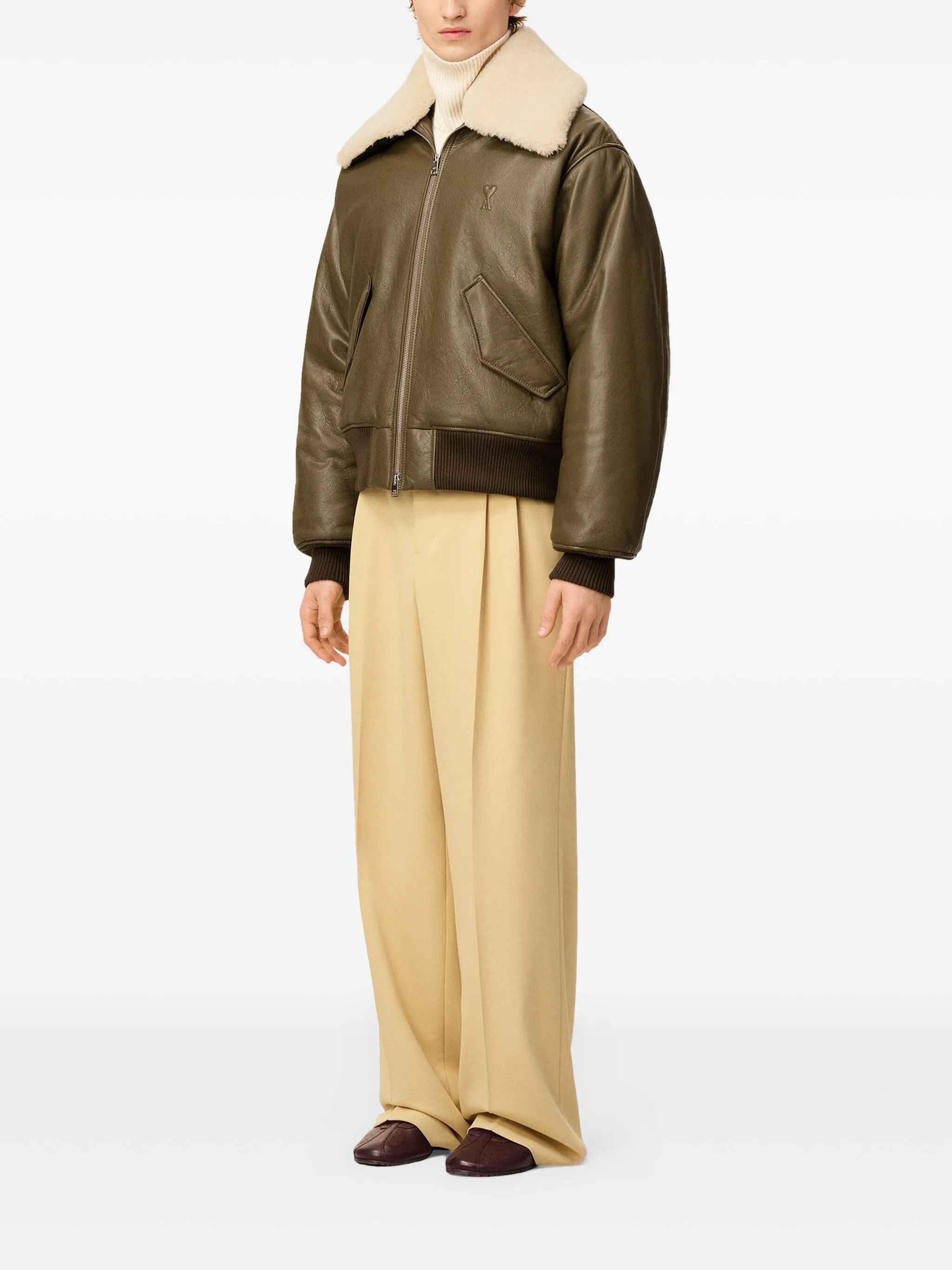 Imagen de la chaqueta de cuero kaki AMI Paris de Ami PARIS para hombres - Temporada Otoño-Invierno 2025 - Vista del modelo 2