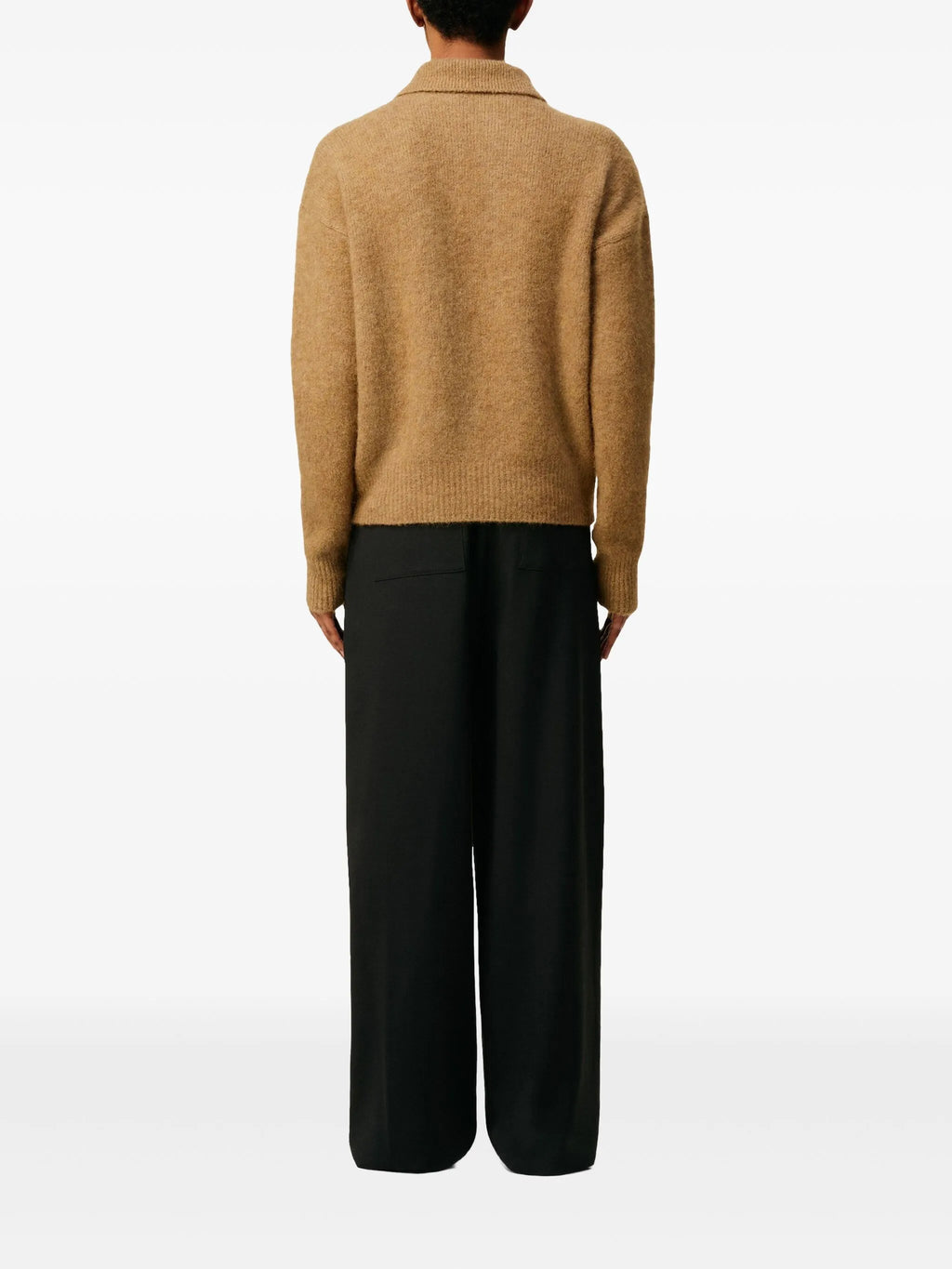 Bild eines braunen Wollpolos von Ami PARIS für Herren - Saison Herbst-Winter 2025 - Modellansicht 3