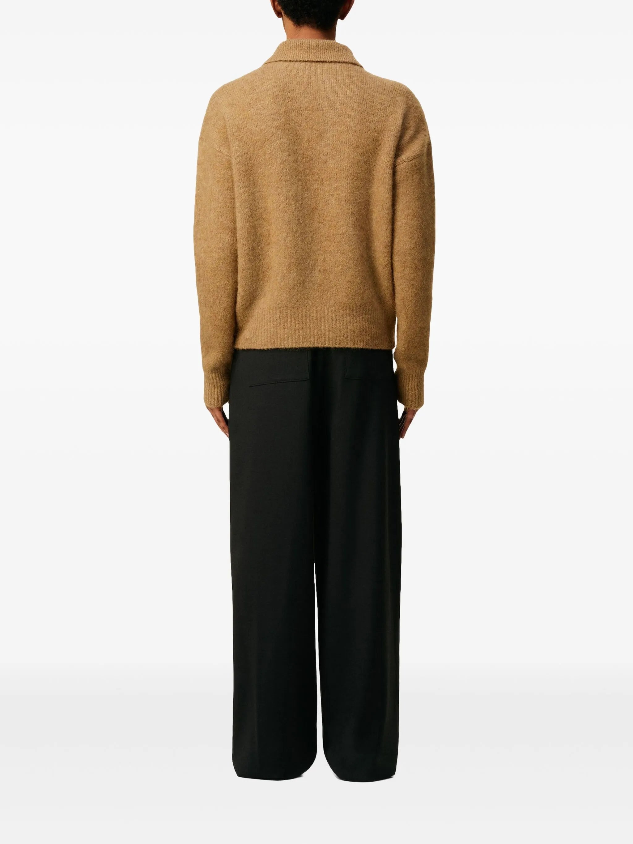 Bild eines braunen Wollpolos von Ami PARIS für Herren - Saison Herbst-Winter 2025 - Modellansicht 3