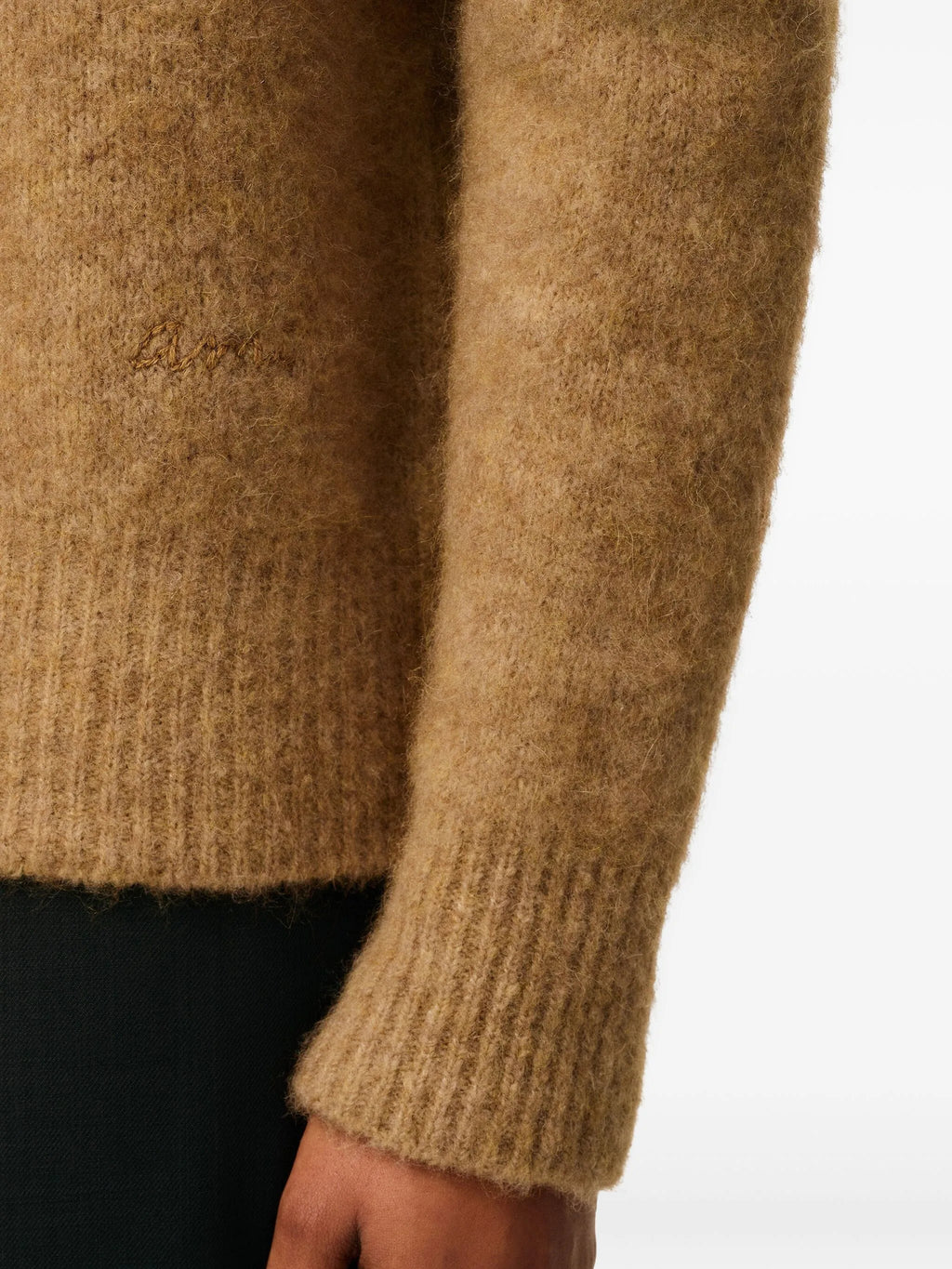 Bild eines braunen Wollpolos von Ami PARIS für Herren - Saison Herbst-Winter 2025 - Modellansicht 5