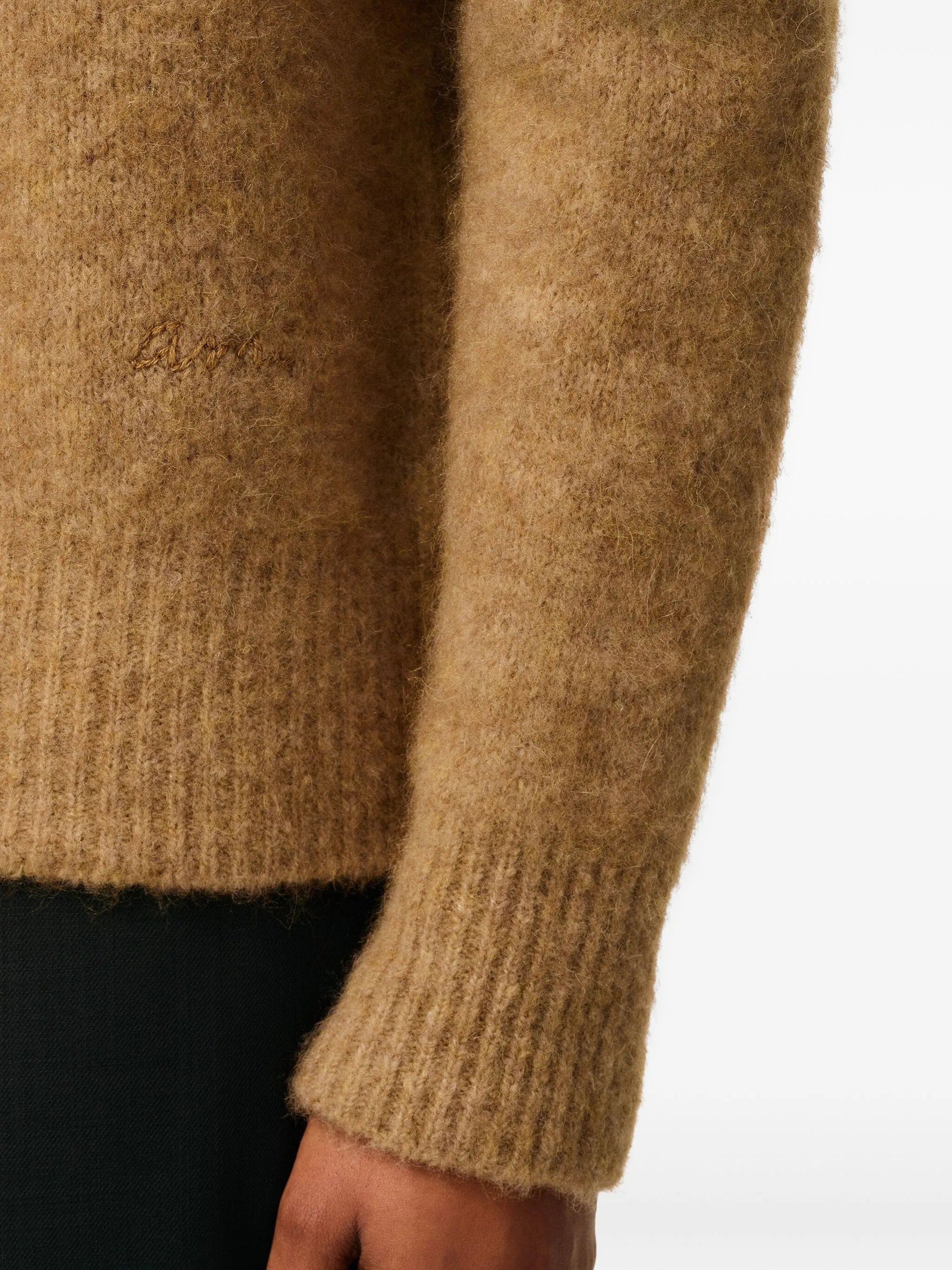 Bild eines braunen Wollpolos von Ami PARIS für Herren - Saison Herbst-Winter 2025 - Modellansicht 5