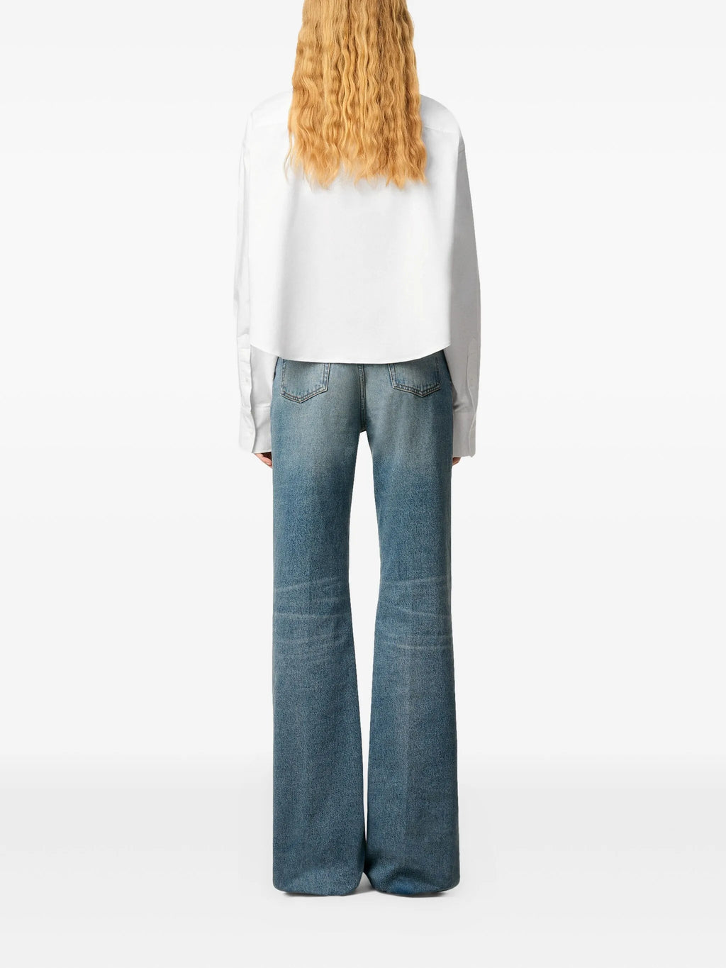 Imagen de la camiseta crop Ami de Coeur en blanco de Ami PARIS para mujeres - Temporada Primavera-Verano 2026 - Vista del modelo 3