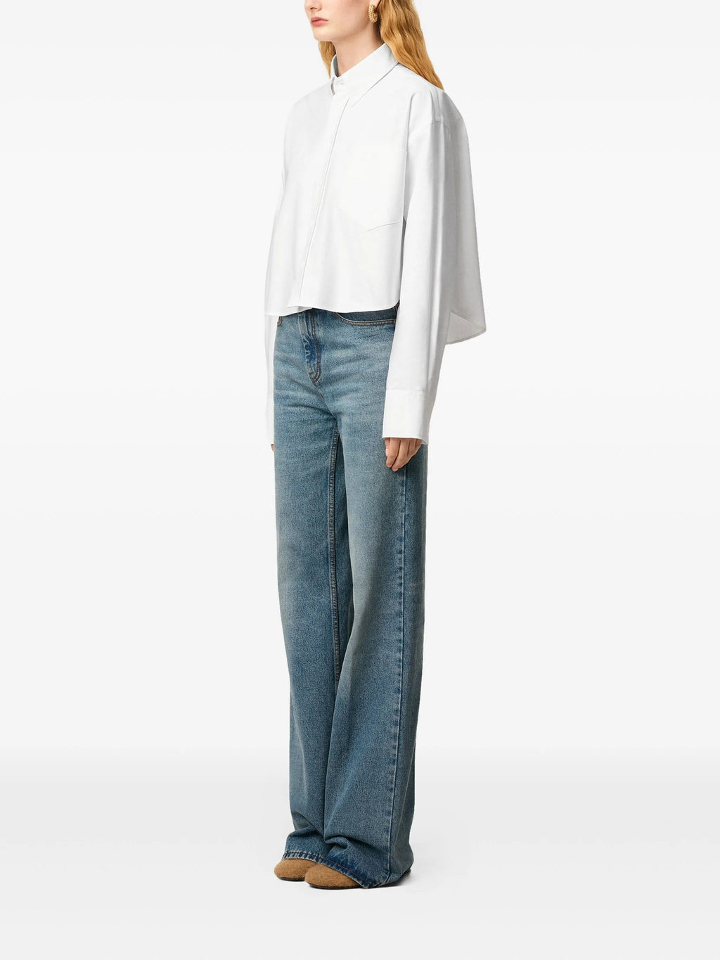 Imagen de la camiseta crop Ami de Coeur en blanco de Ami PARIS para mujeres - Temporada Primavera-Verano 2026 - Vista del modelo 2