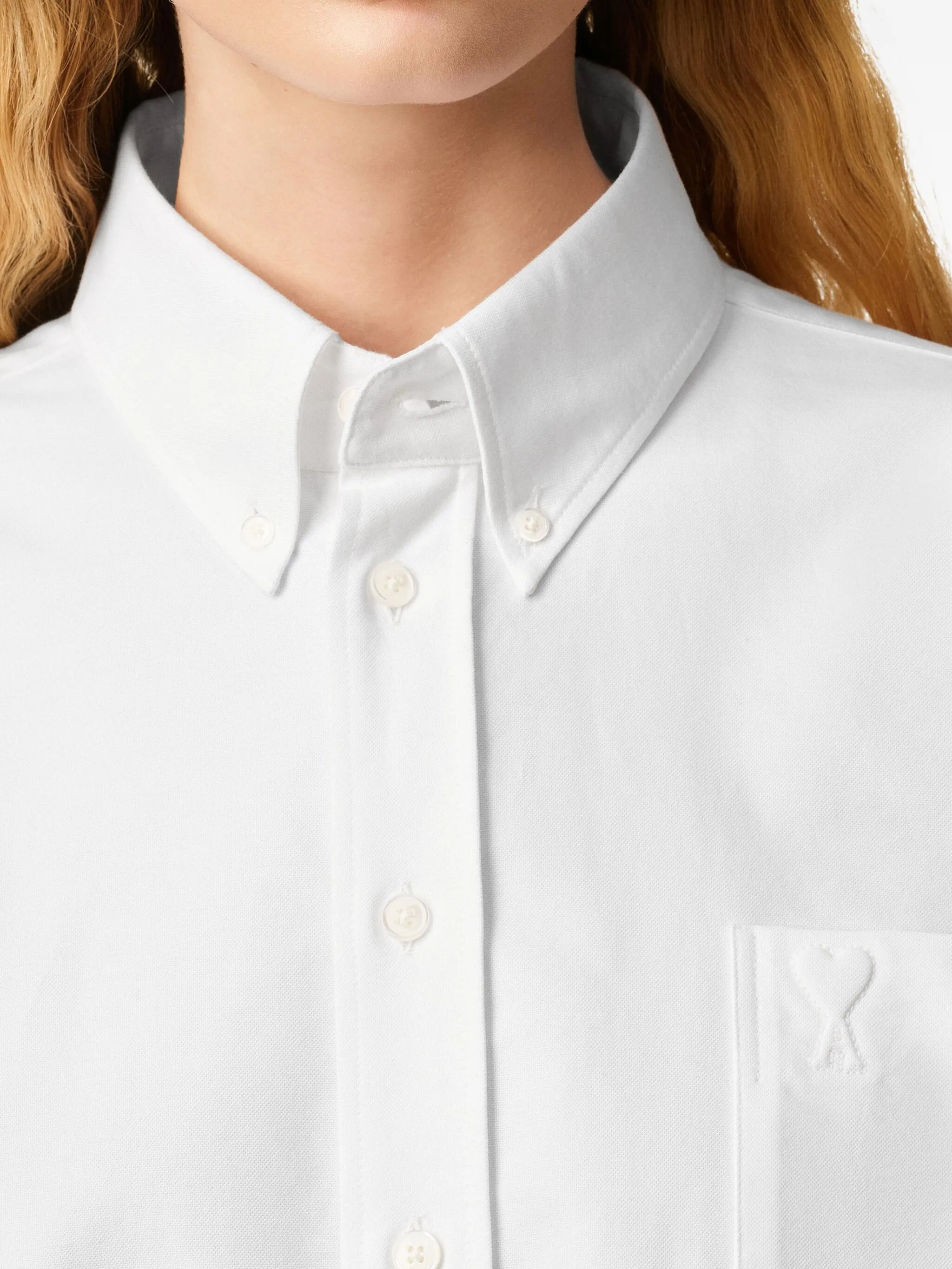 Imagen de la camiseta crop Ami de Coeur en blanco de Ami PARIS para mujeres - Temporada Primavera-Verano 2026 - Vista del modelo 5