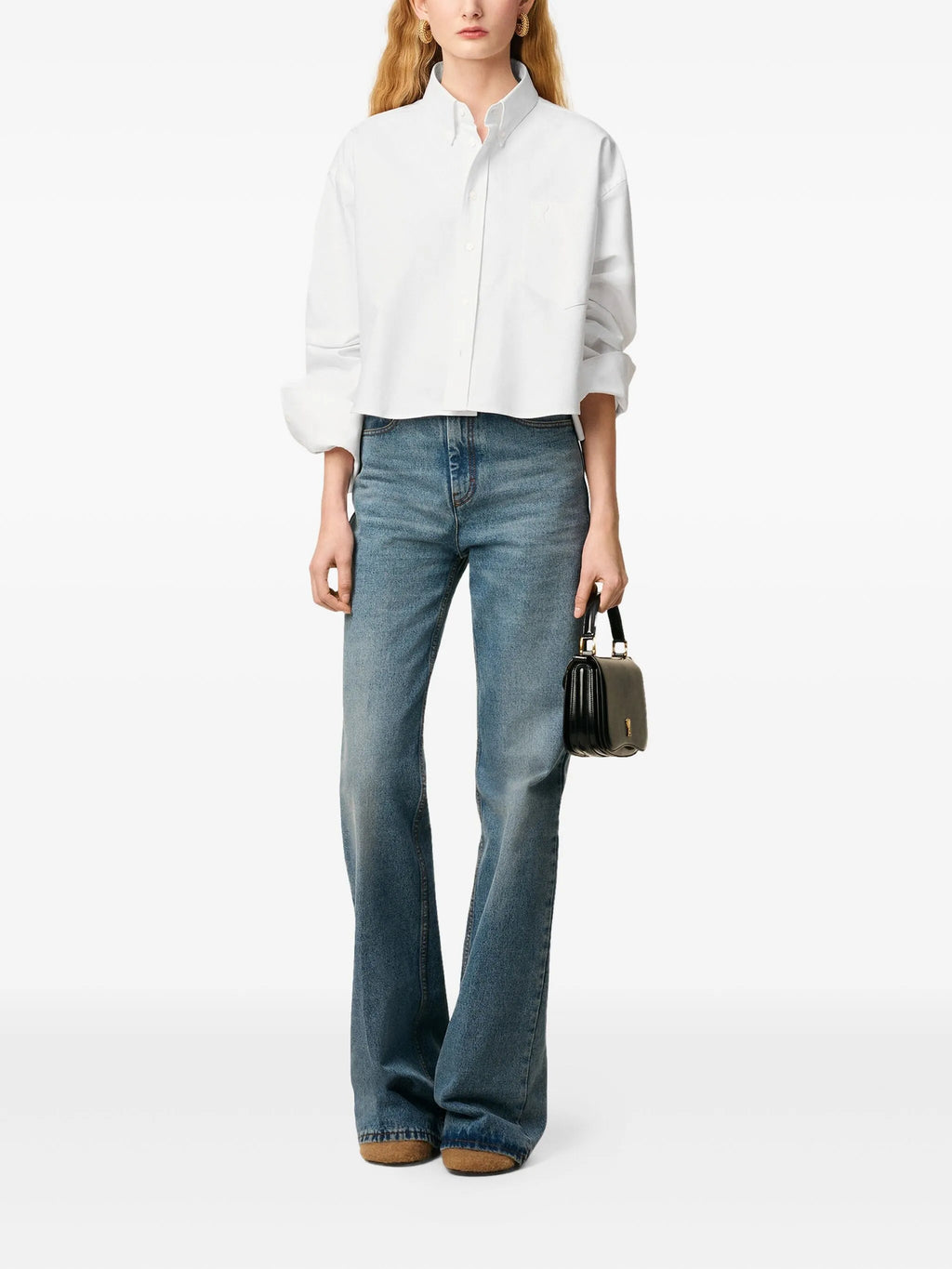 Imagen de la camiseta crop Ami de Coeur en blanco de Ami PARIS para mujeres - Temporada Primavera-Verano 2026 - Vista del modelo 1
