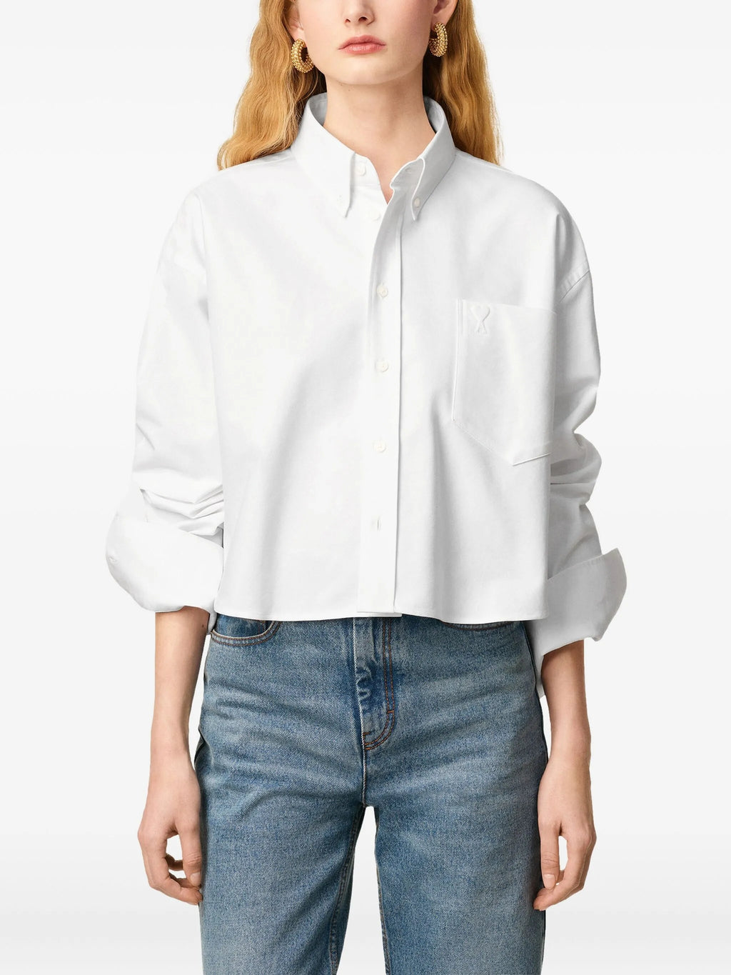 Imagen de la camiseta crop Ami de Coeur en blanco de Ami PARIS para mujeres - Temporada Primavera-Verano 2026 - Vista del modelo 4