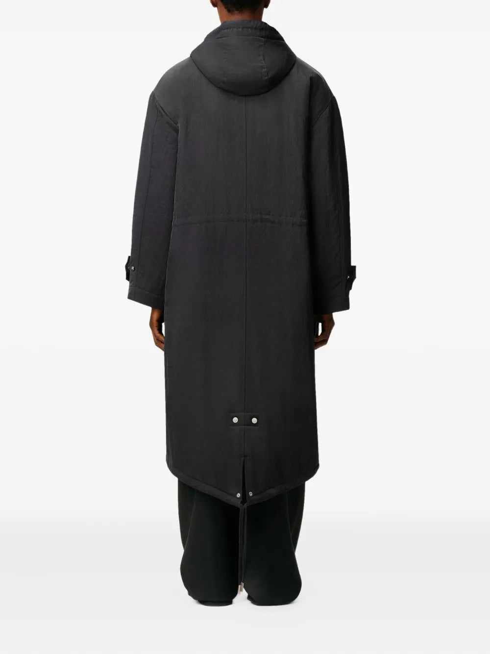 Bilde av lang grå nylon parka fra Ami PARIS for menn - Sesong høst-vinter 2025 - Modellvisning 3