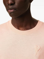 Bild des T-Shirts Logo Rose Clair von Ami PARIS für Unisex - Saison Herbst-Winter 2025 - Modellansicht 5