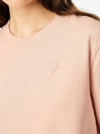 Bild des T-Shirts Logo Rose Clair von Ami PARIS für Unisex - Saison Herbst-Winter 2025 - Modellansicht 4