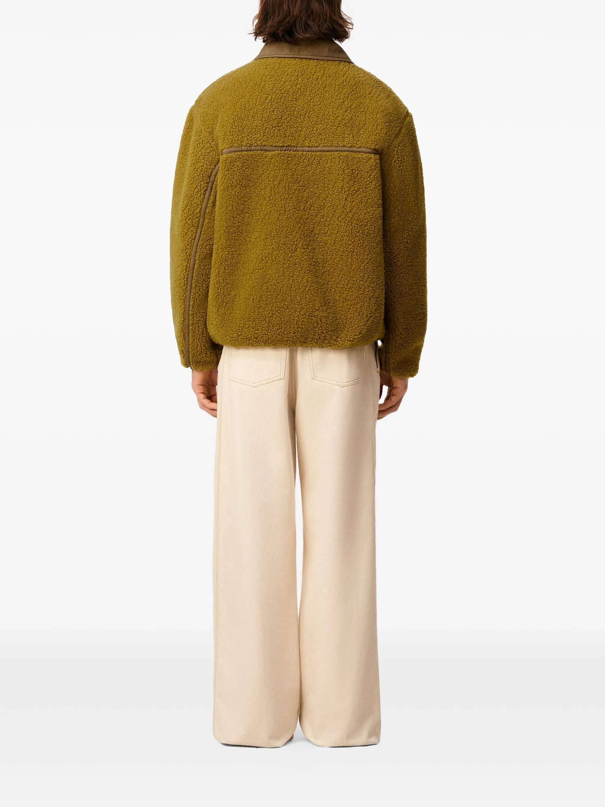 Imagen de la chaqueta polar kaki de Ami PARIS para hombres - Temporada Otoño-Invierno 2025 - Vista del modelo 3