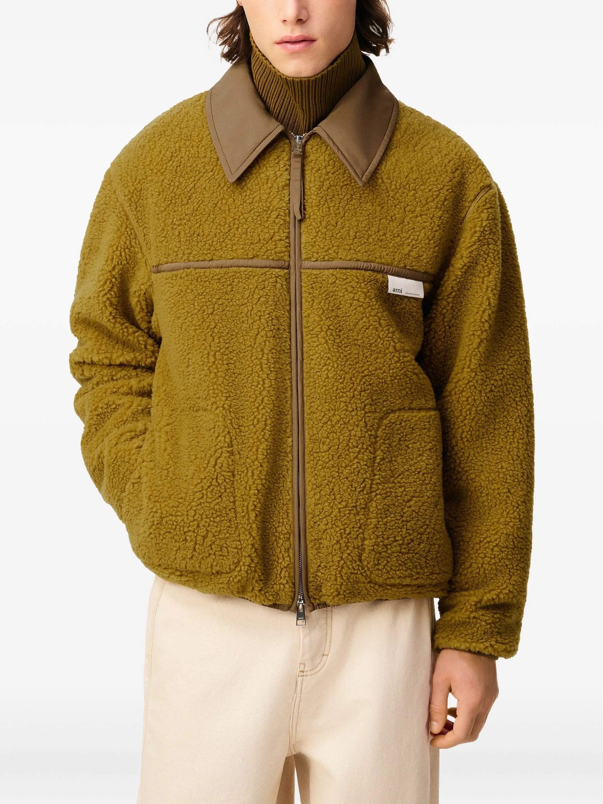 Imagen de la chaqueta polar kaki de Ami PARIS para hombres - Temporada Otoño-Invierno 2025 - Vista del modelo 4