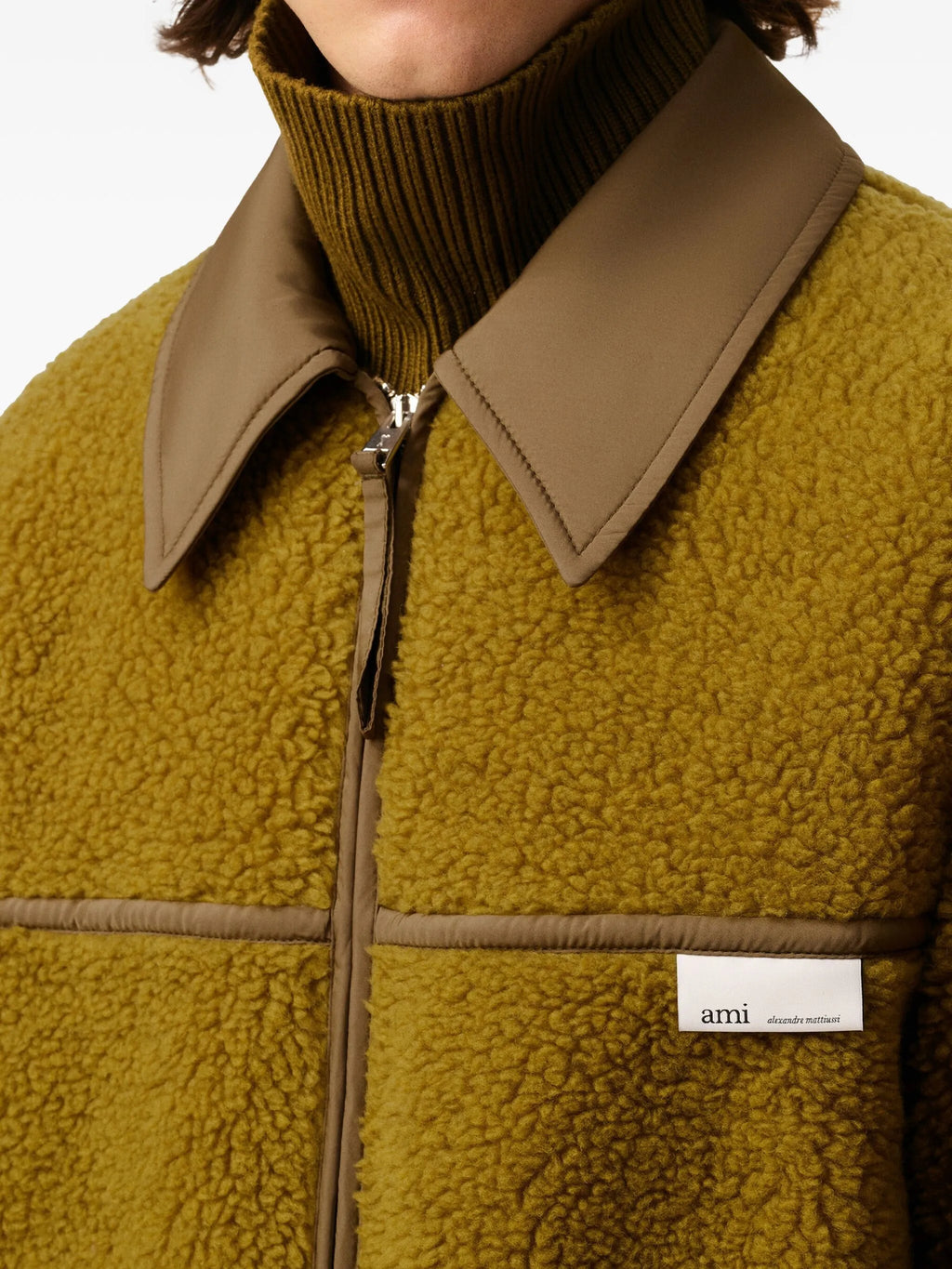 Imagen de la chaqueta polar kaki de Ami PARIS para hombres - Temporada Otoño-Invierno 2025 - Vista del modelo 5