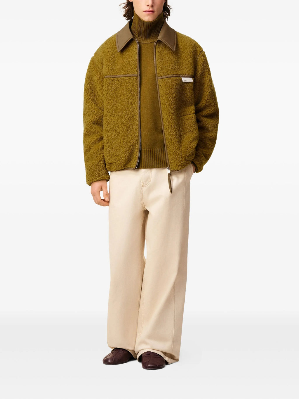 Imagen de la chaqueta polar kaki de Ami PARIS para hombres - Temporada Otoño-Invierno 2025 - Vista del modelo 1