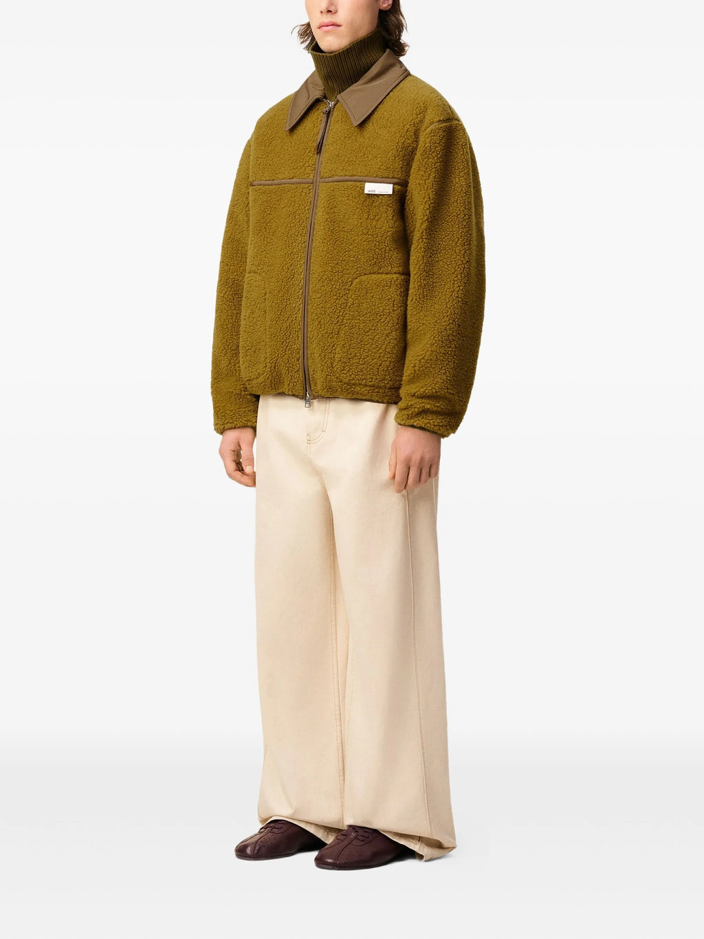 Imagen de la chaqueta polar kaki de Ami PARIS para hombres - Temporada Otoño-Invierno 2025 - Vista del modelo 2