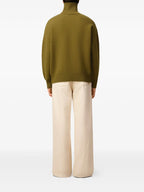 Image du pull en maille kaki par Ami PARIS pour unisexe - Saison Automne-Hiver 2025 - Vue modèle 3