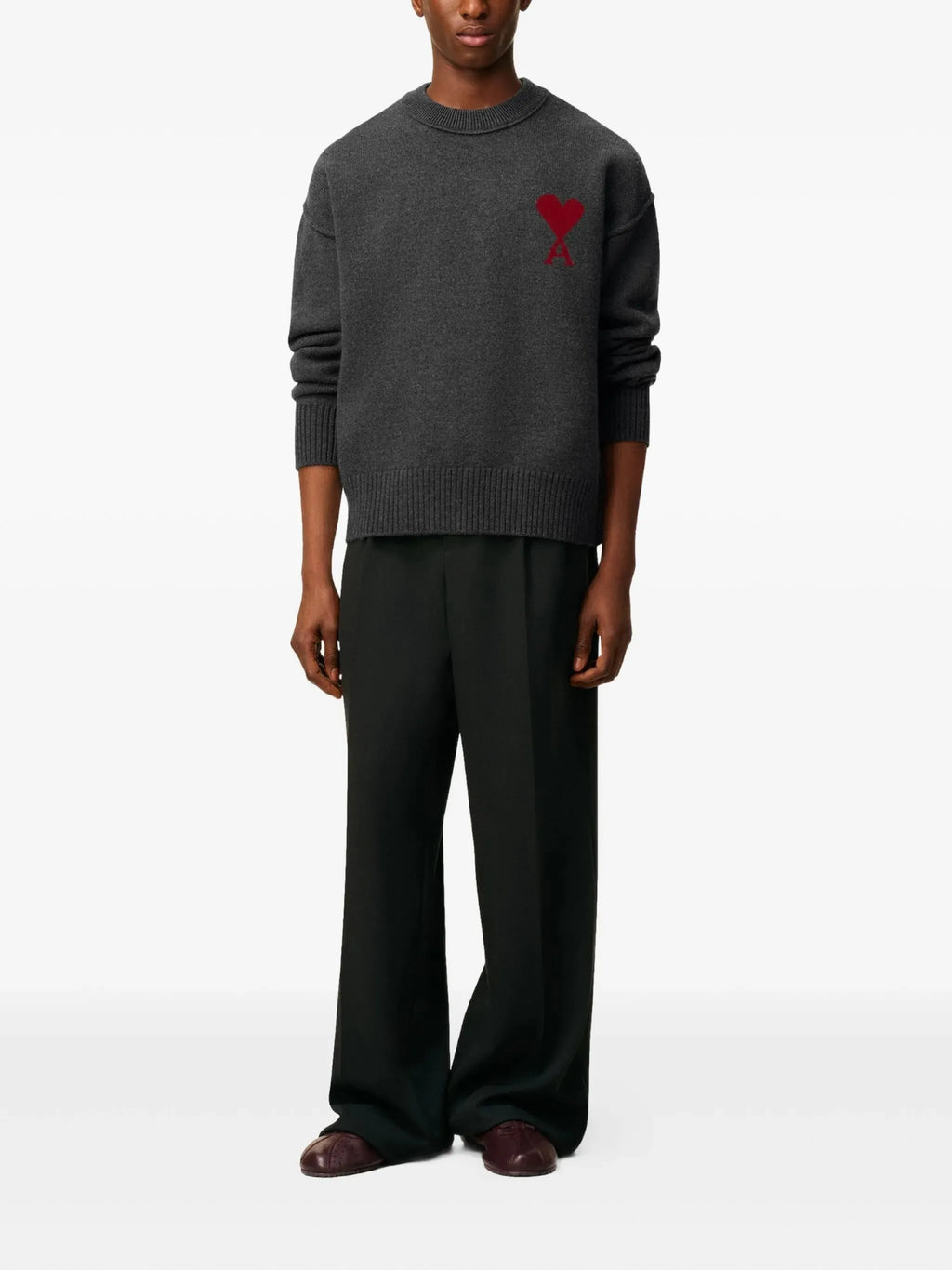 Bilde av Ami de Cœur-genseren i grå fra Ami PARIS for unisex - Sesong Vår-Sommer 2026 - Modellvisning 1