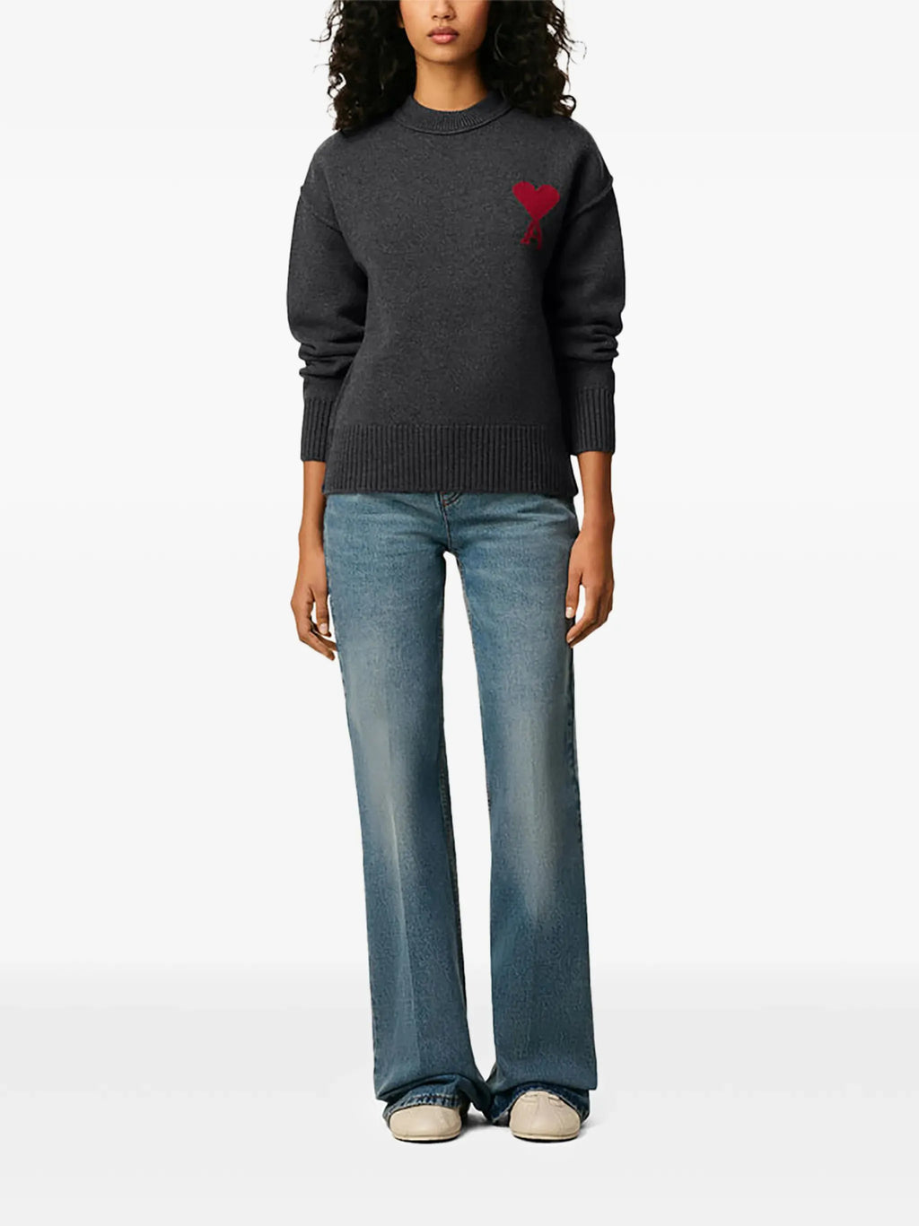 Bilde av Ami de Cœur-genseren i grå fra Ami PARIS for unisex - Sesong Vår-Sommer 2026 - Modellvisning 2