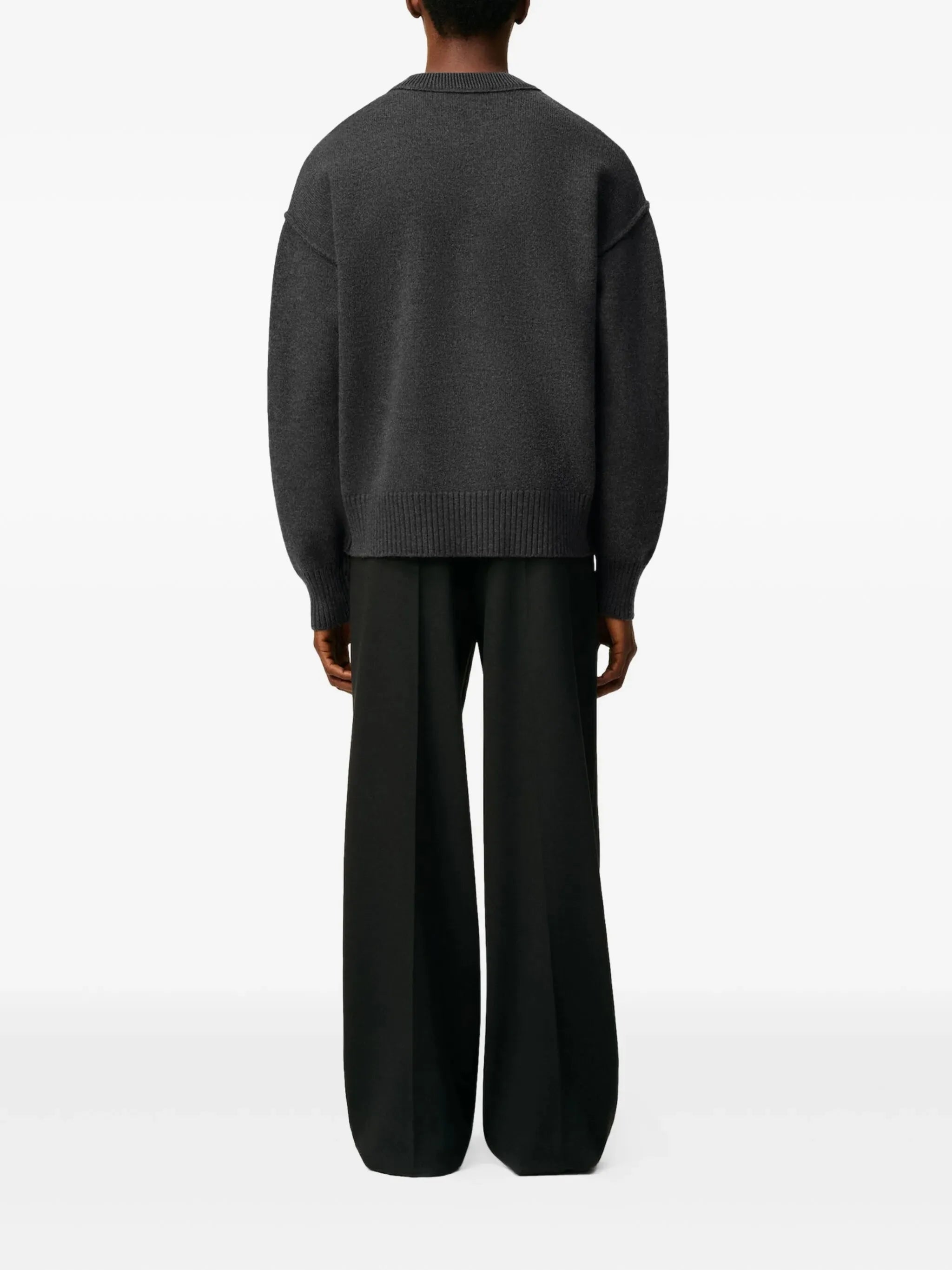 Bilde av Ami de Cœur-genseren i grå fra Ami PARIS for unisex - Sesong Vår-Sommer 2026 - Modellvisning 3