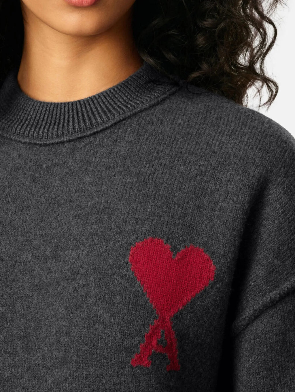 Bilde av Ami de Cœur-genseren i grå fra Ami PARIS for unisex - Sesong Vår-Sommer 2026 - Modellvisning 6