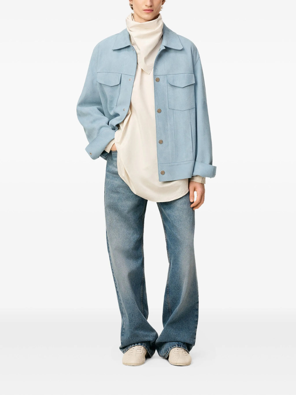 Imagen de Chaqueta de Ante Azul de Ami PARIS para Unisex - Temporada Otoño-Invierno 2025 - Vista del Modelo 6