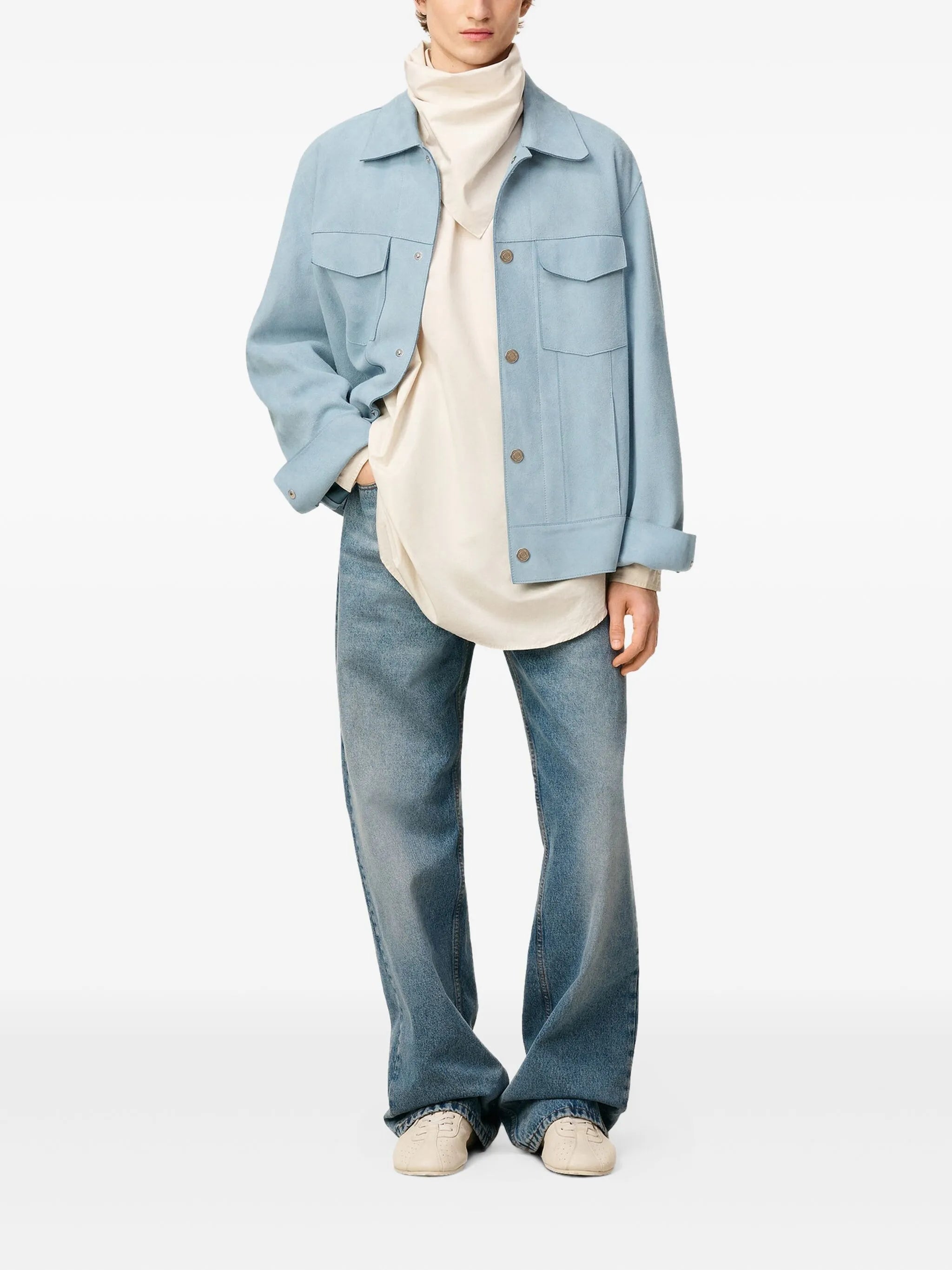 Imagen de Chaqueta de Ante Azul de Ami PARIS para Unisex - Temporada Otoño-Invierno 2025 - Vista del Modelo 6