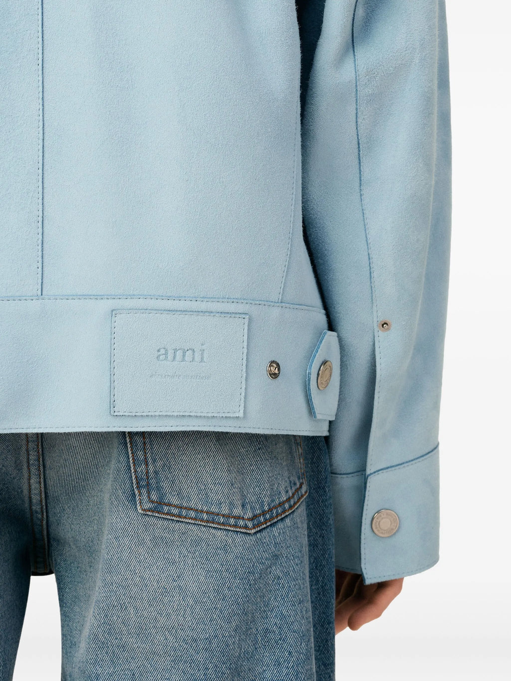 Imagen de Chaqueta de Ante Azul de Ami PARIS para Unisex - Temporada Otoño-Invierno 2025 - Vista del Modelo 5